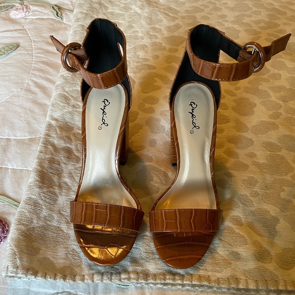 Brown thick heel - Picture 2 of 6